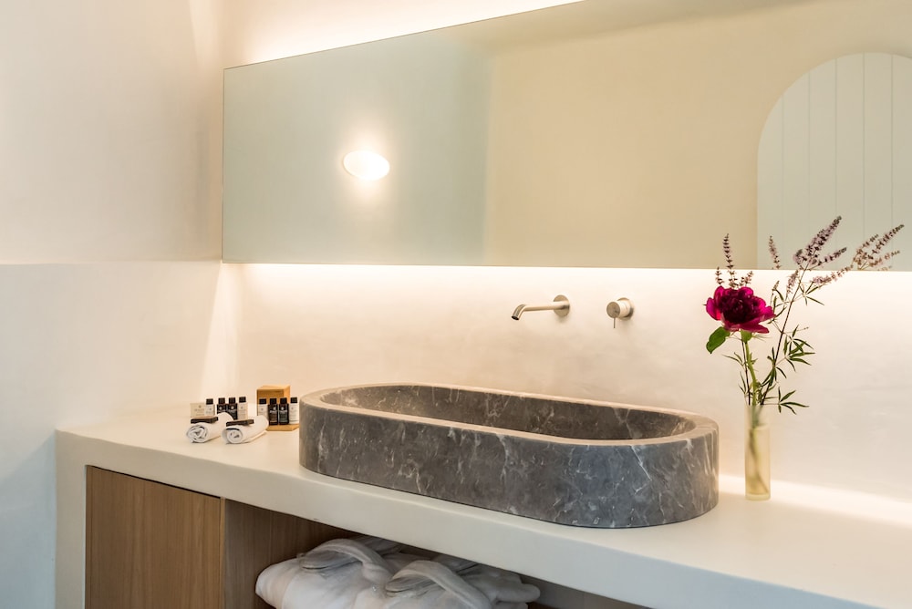 Chelidonia Luxury Suites - Adults Only 2/50