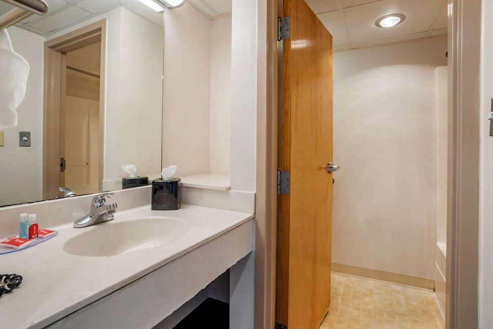 Econo Lodge Inn and Suites Resort Rehoboth Beach 15/42
