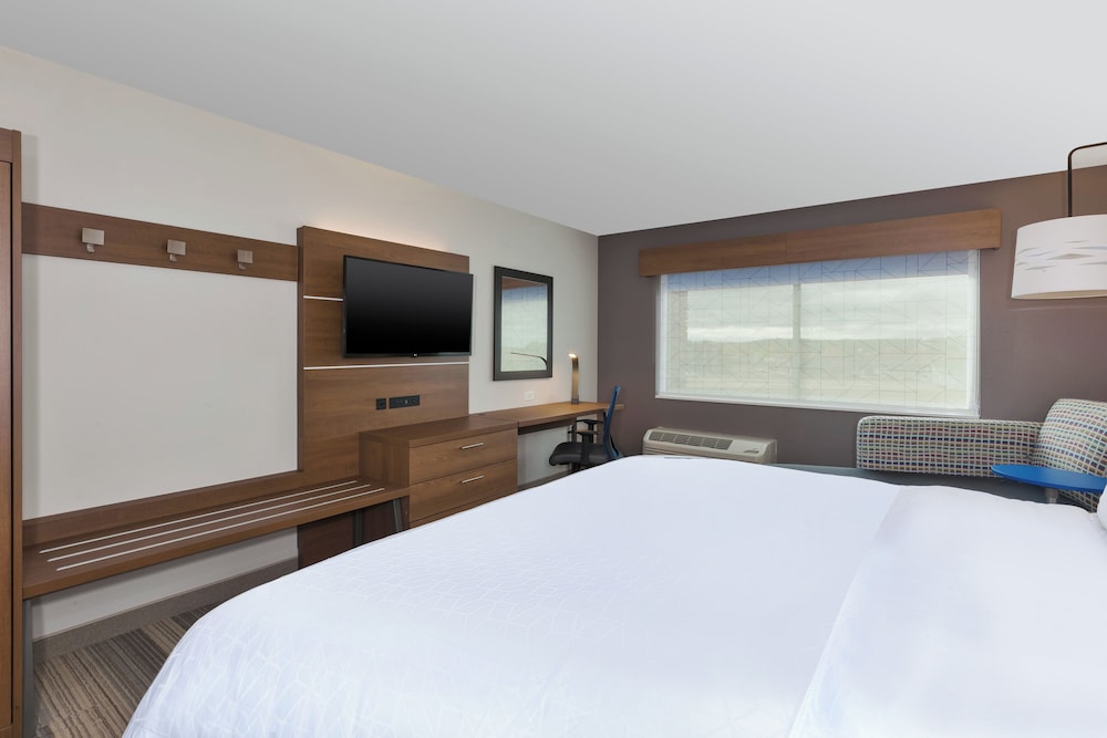 Holiday Inn Express and Suites Eau Claire West I-94, an IHG Hotel (ex Clarion Hotel Campus Area) 24/74