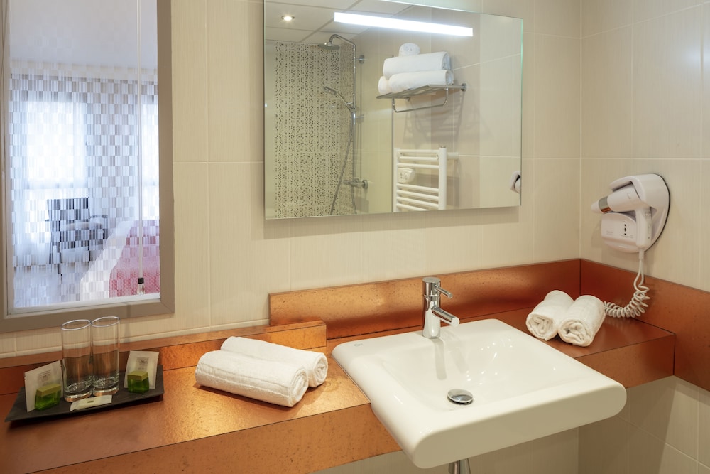 HOTEL LA CHAUMIERE 18/32