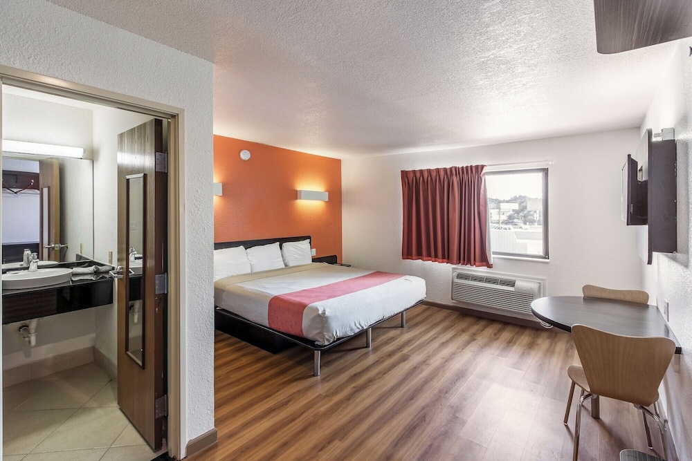 Motel6 North Richland Hills, TX 26/61