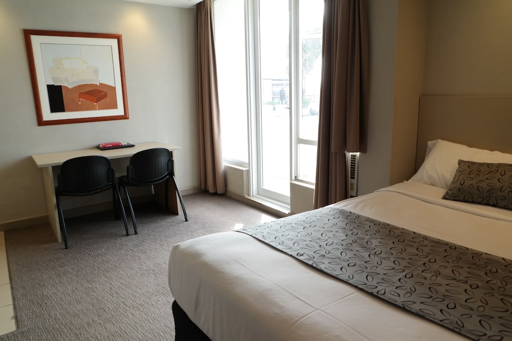 STANDARD, QUEEN BED