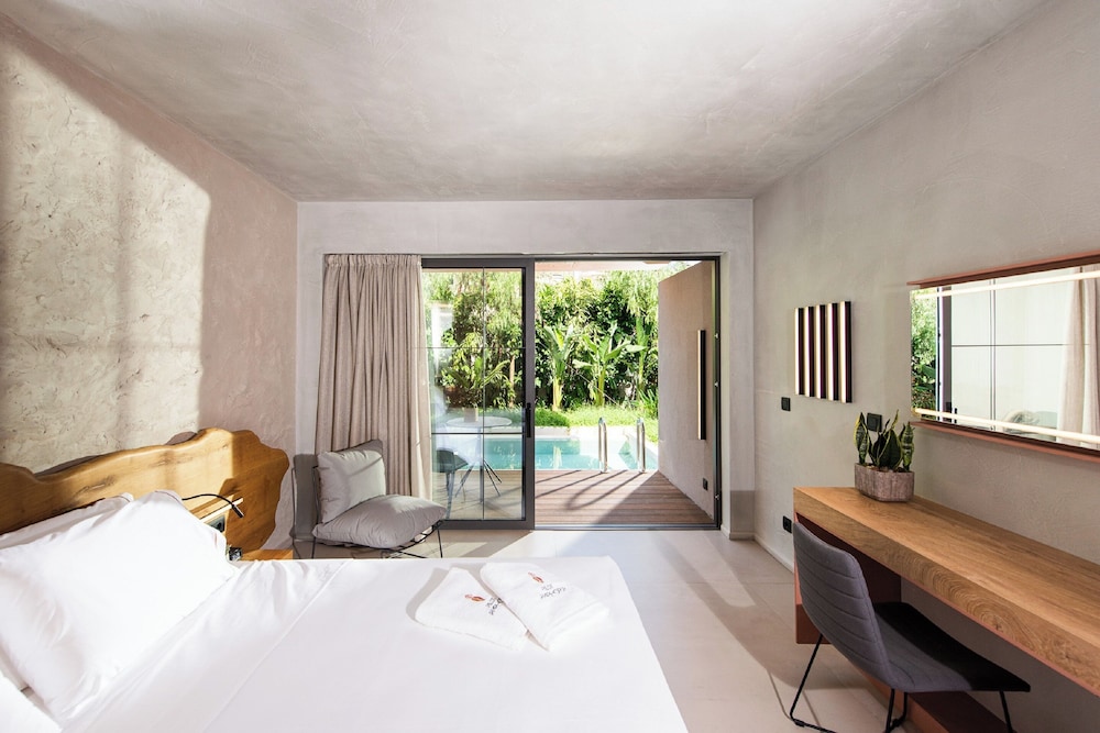 Indulge, Private Pool