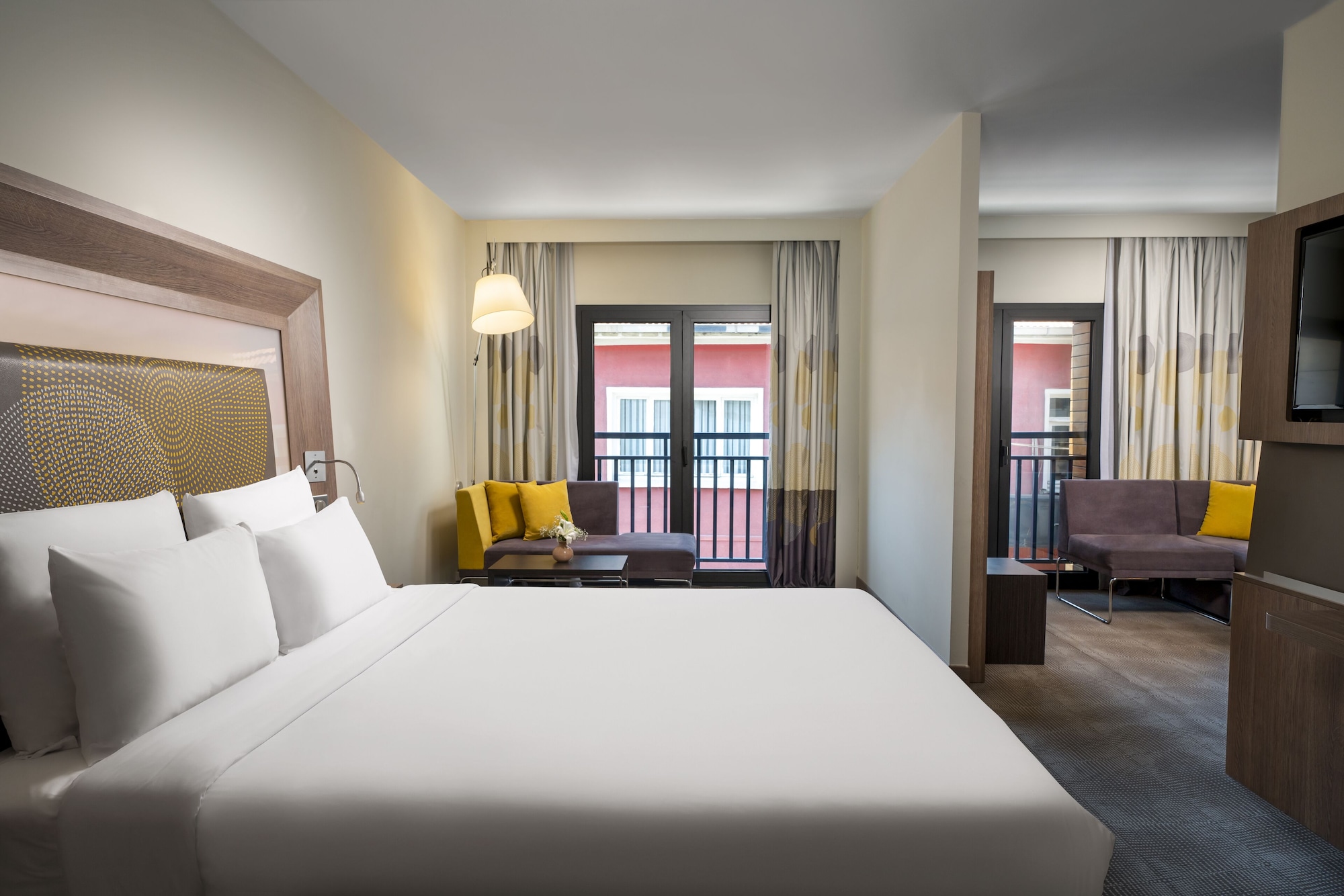 EXECUTIVE, QUEEN BED