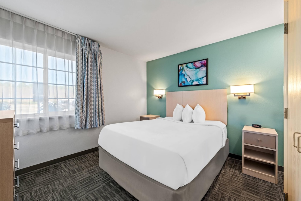 SUITE, QUEEN BED, SOFA