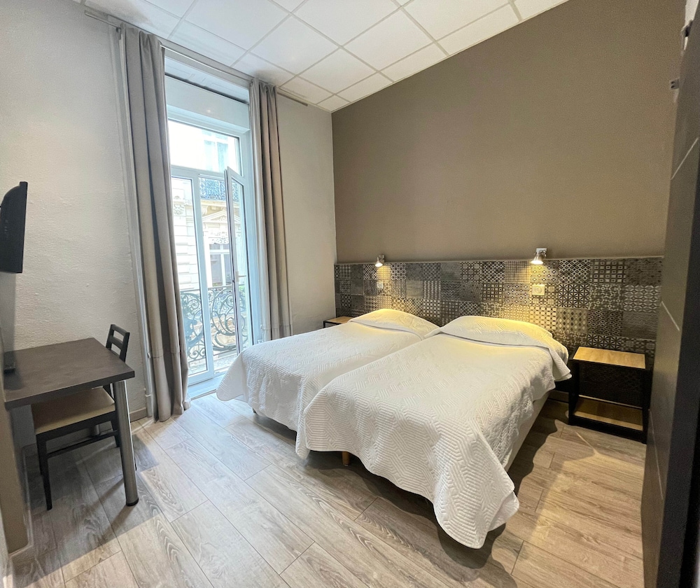 Hotel De La Comedie 6/19
