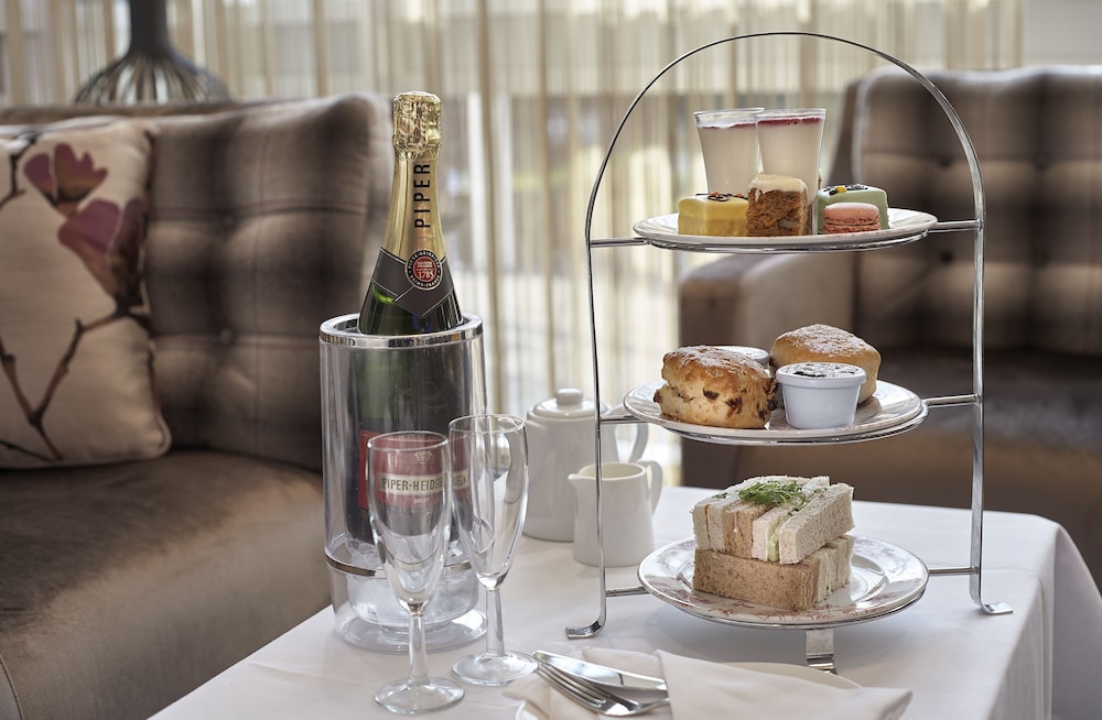 Doubletree By Hilton Hotel Woking 45/55
