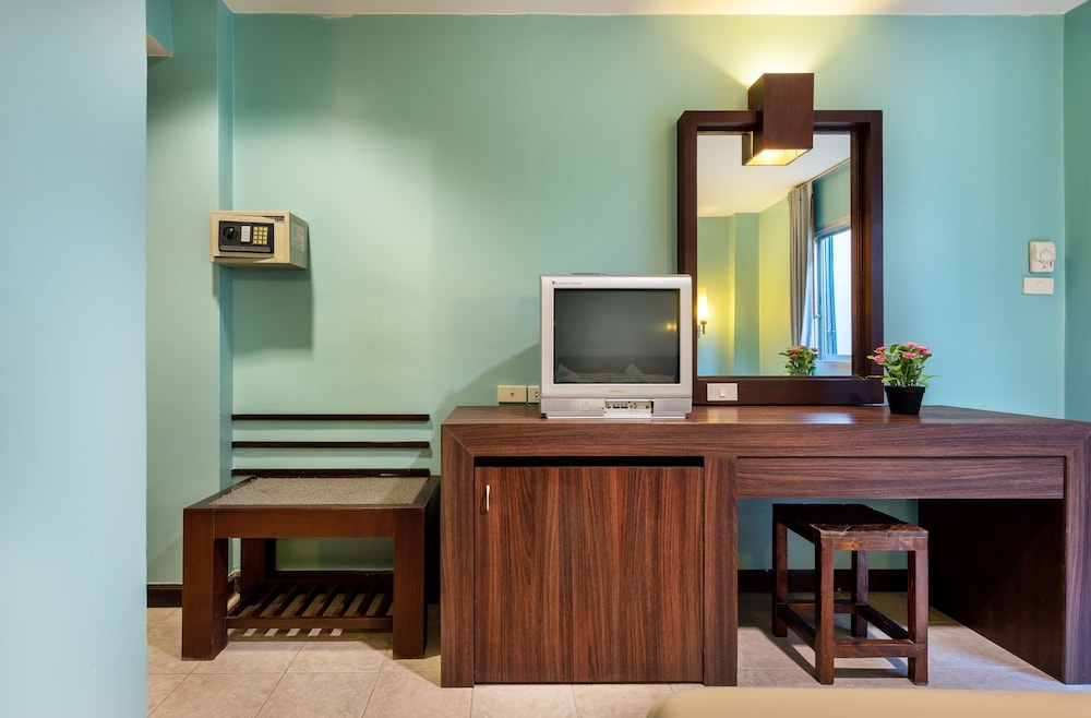 THE JOMTIEN TWELVE 35/46
