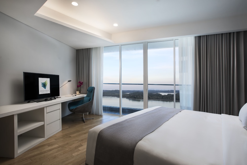 Pinetree Marina Resort 14/63
