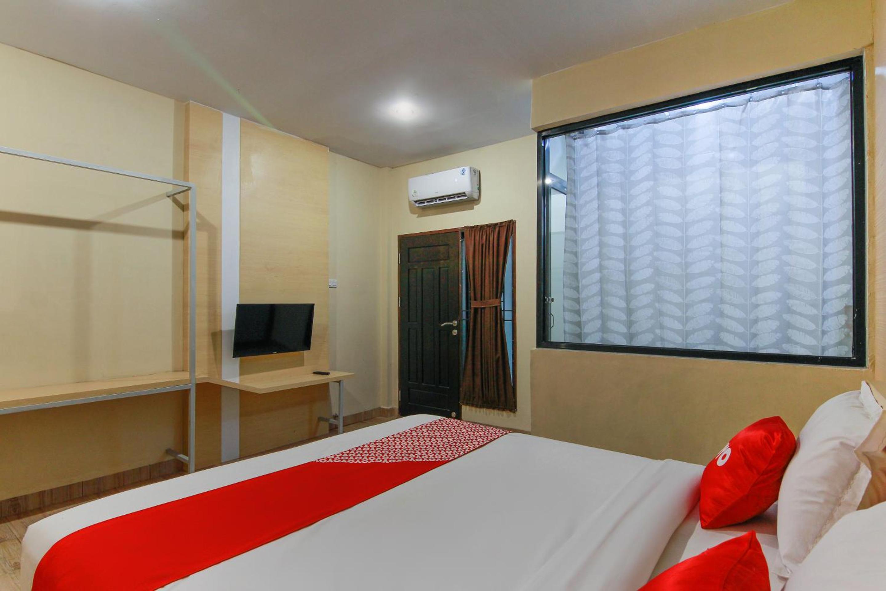 DELUXE, KING BED