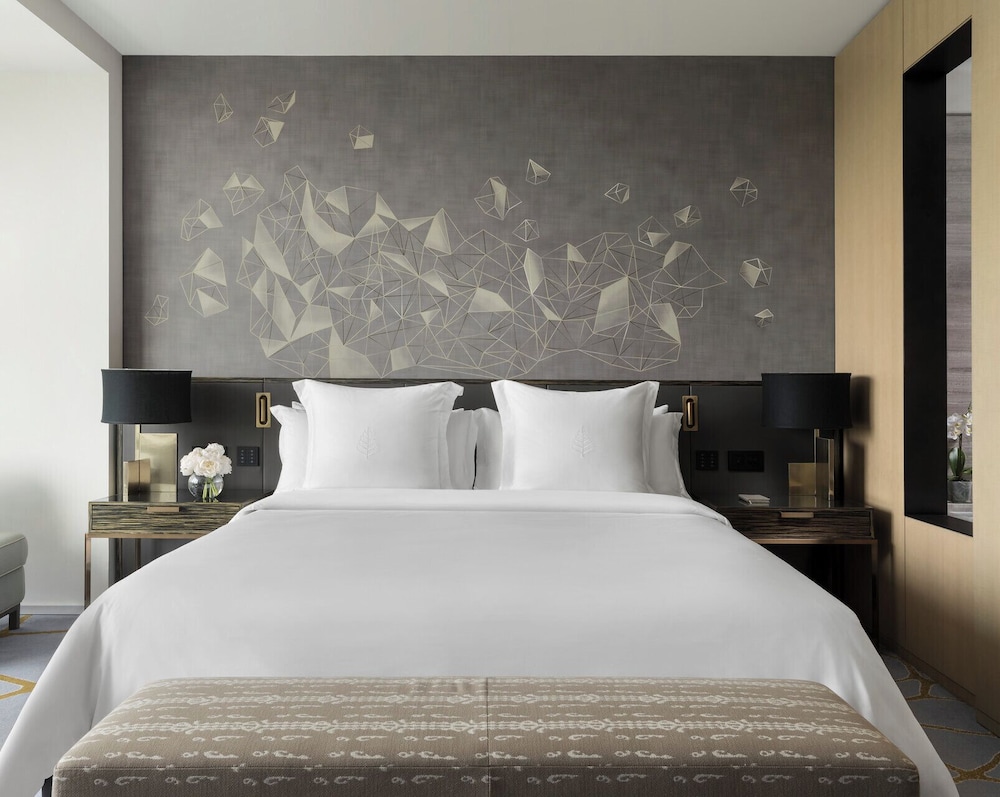 EXECUTIVE, SUITE, CORNER
