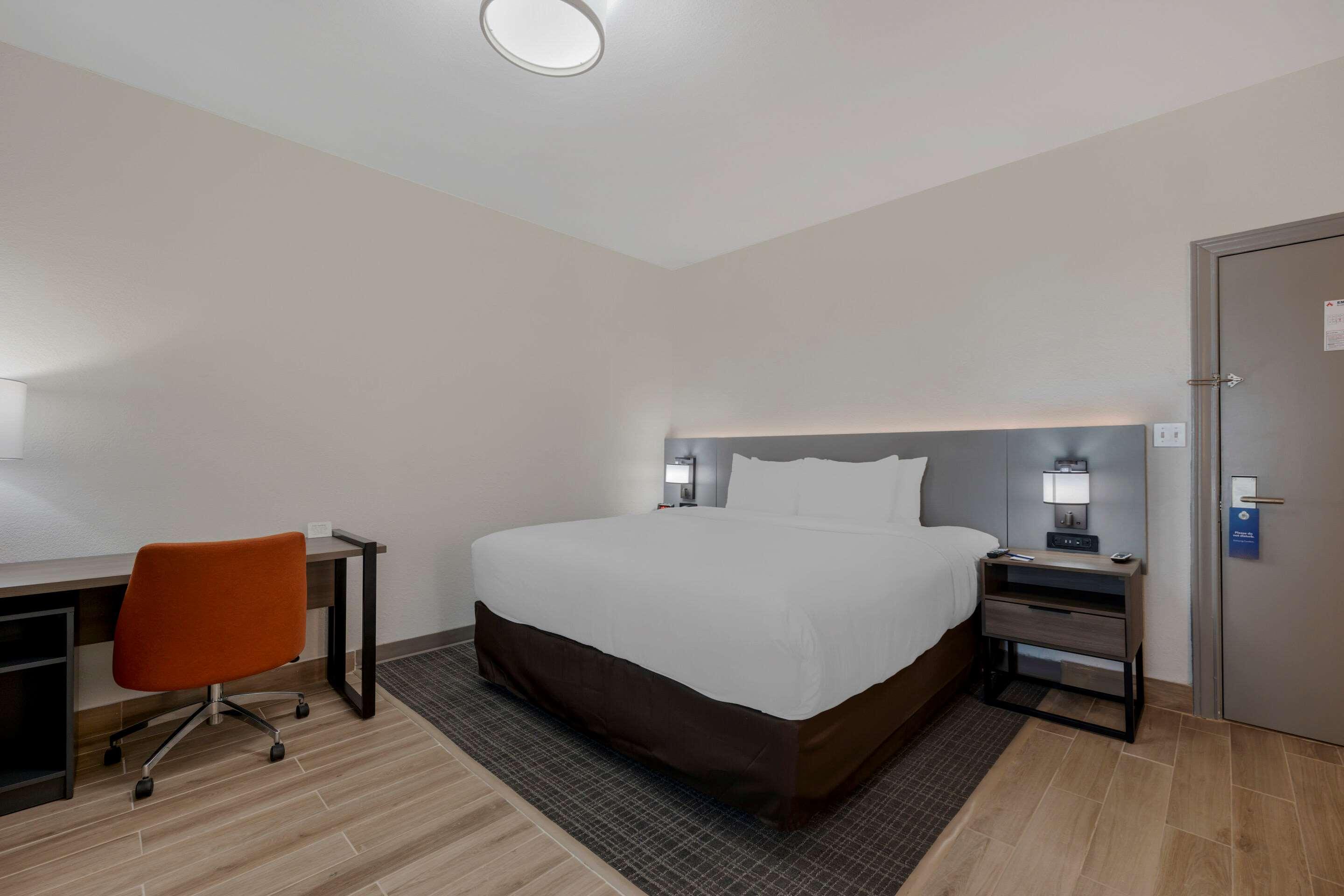 Room, King Bed, Comfort Inn South Padre Island Central 3/3
