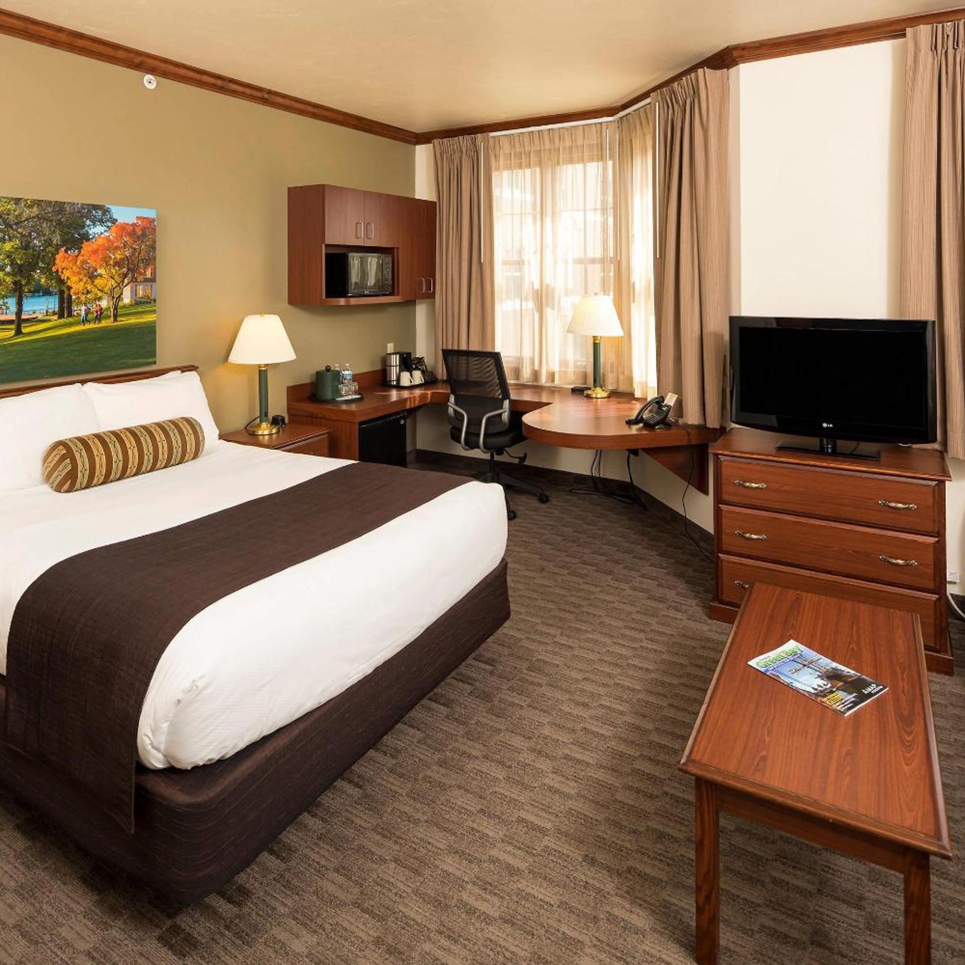 غرفة قياسية بسرير كوين مع أريكة