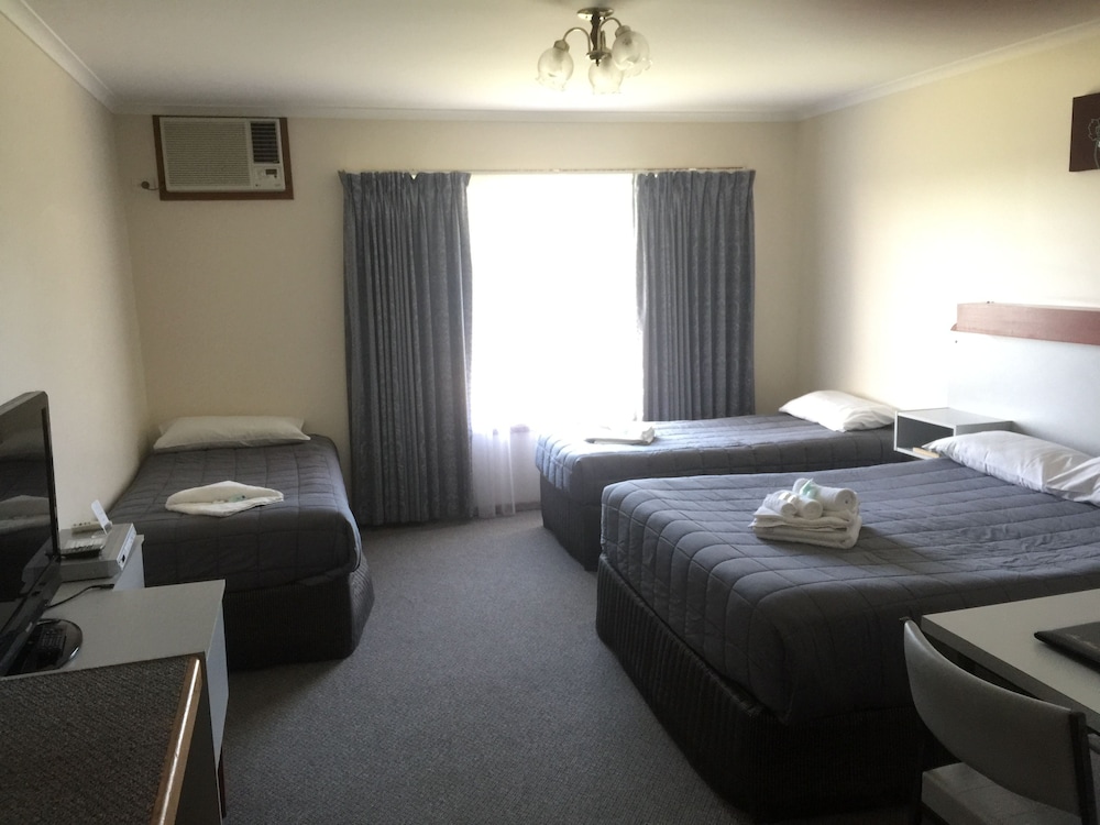 WARRAGUL VIEWS MOTOR INN 7/65