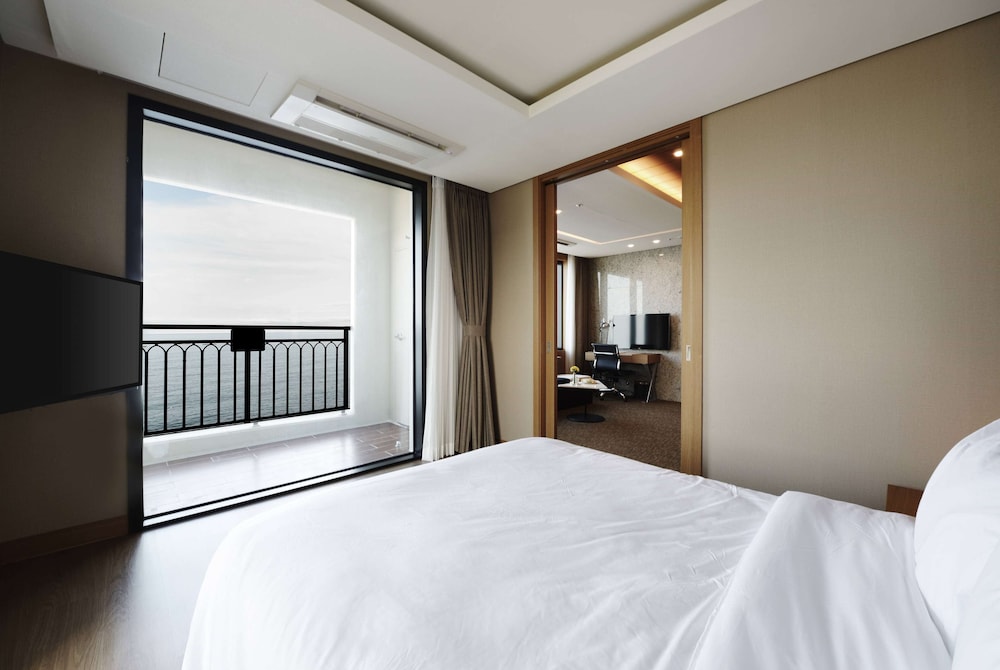JUNIOR SUITE, PANORAMIC OCEAN VIEW, CORNER