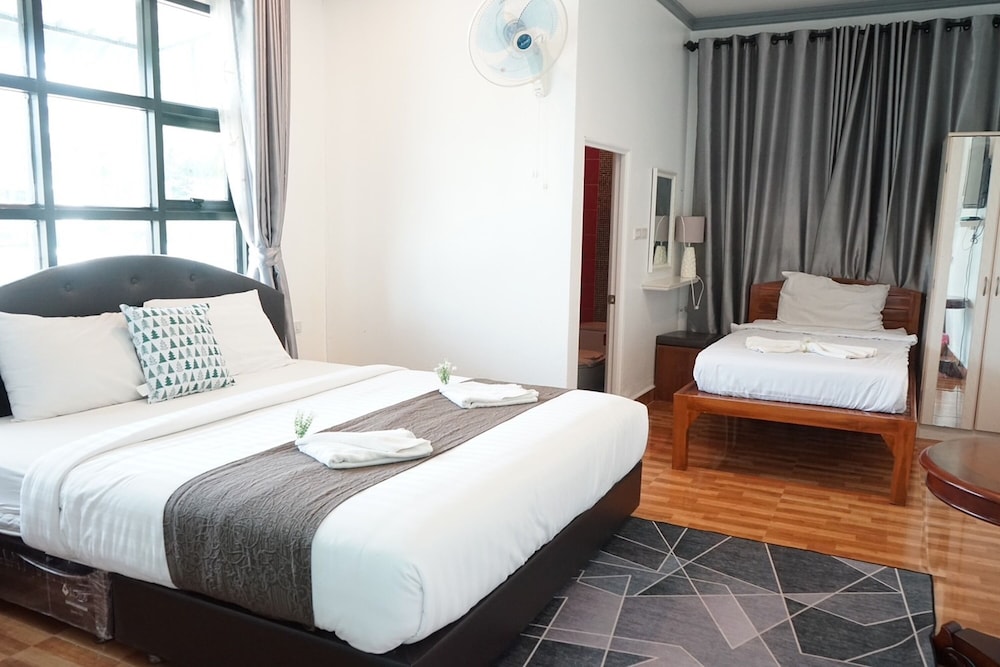 Chaiyai Riverfront Hotel 11/50
