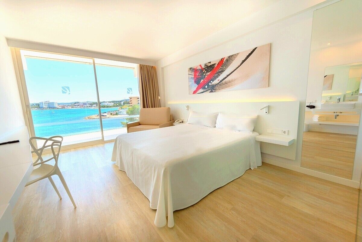 DELUXE, PARTIAL SEA VIEW, BALCONY
