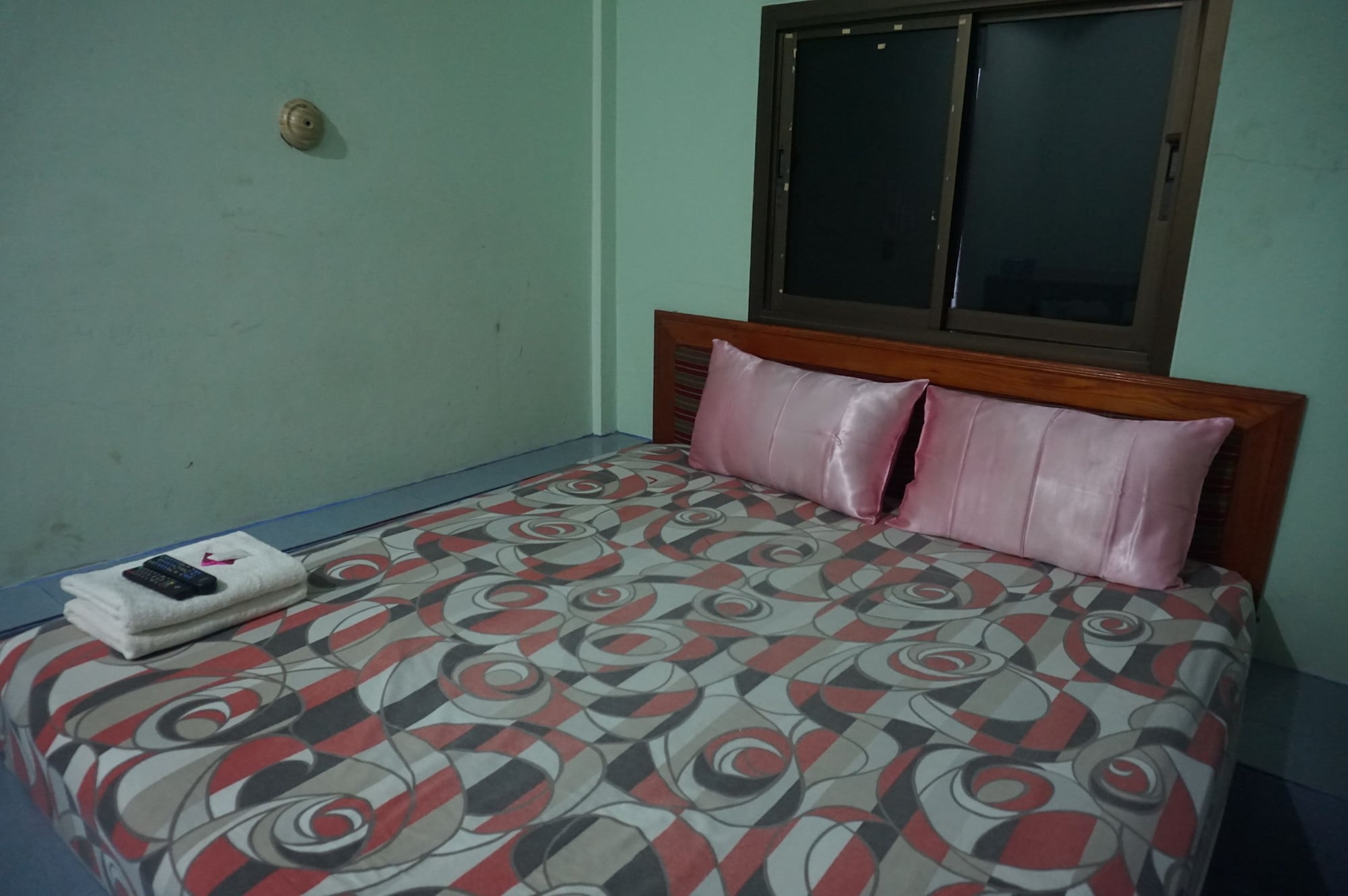ROOM, DOUBLE BED