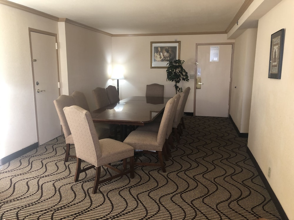 Ramada By Wyndham Birmingham Airport 25/31