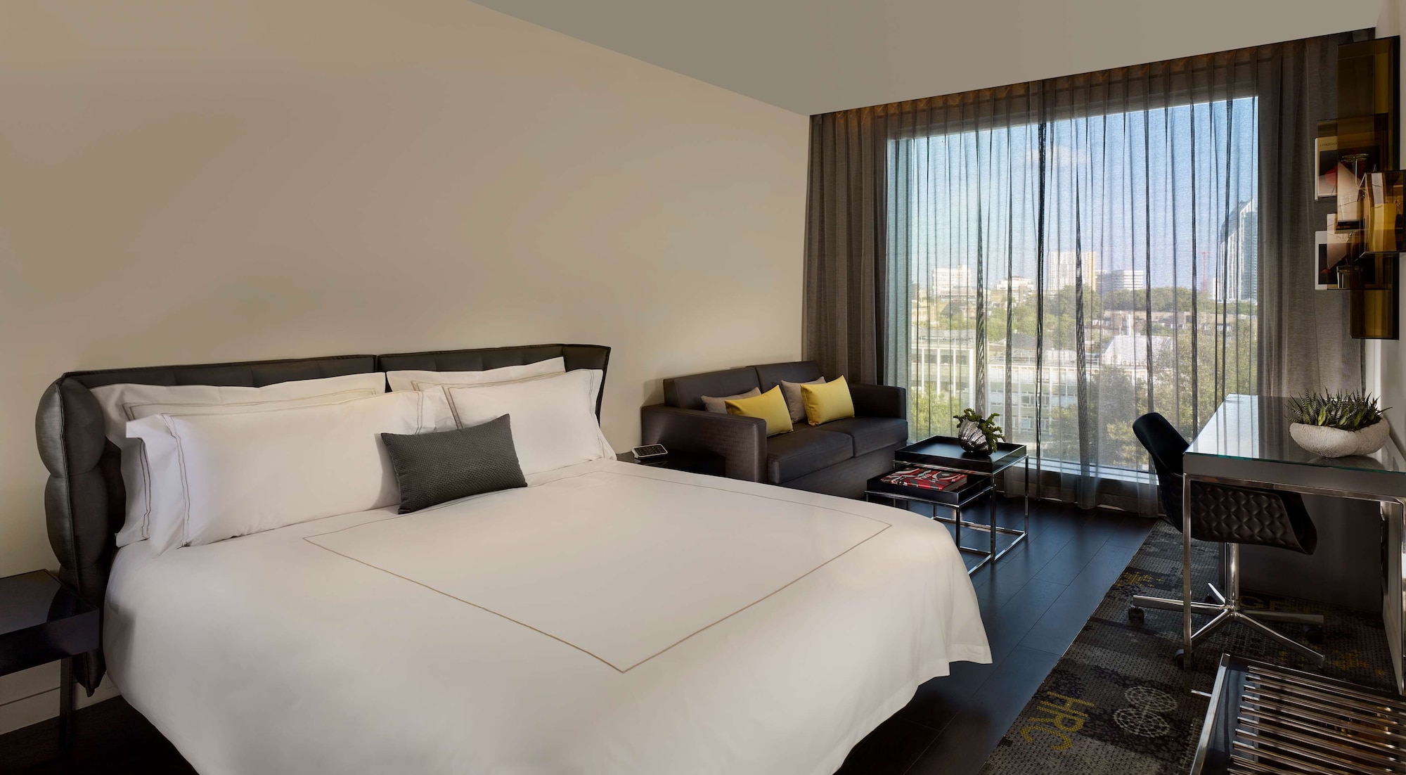 EXECUTIVE, STUDIO, KING BED