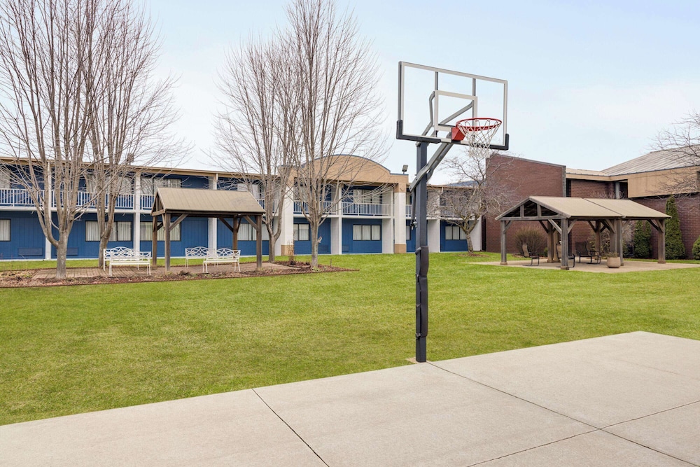 AmericInn by Wyndham Grand Rapids Airport North 55/62