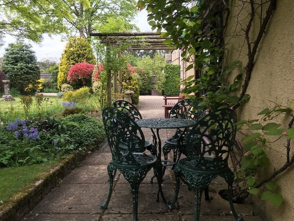 Coombe House 60/62