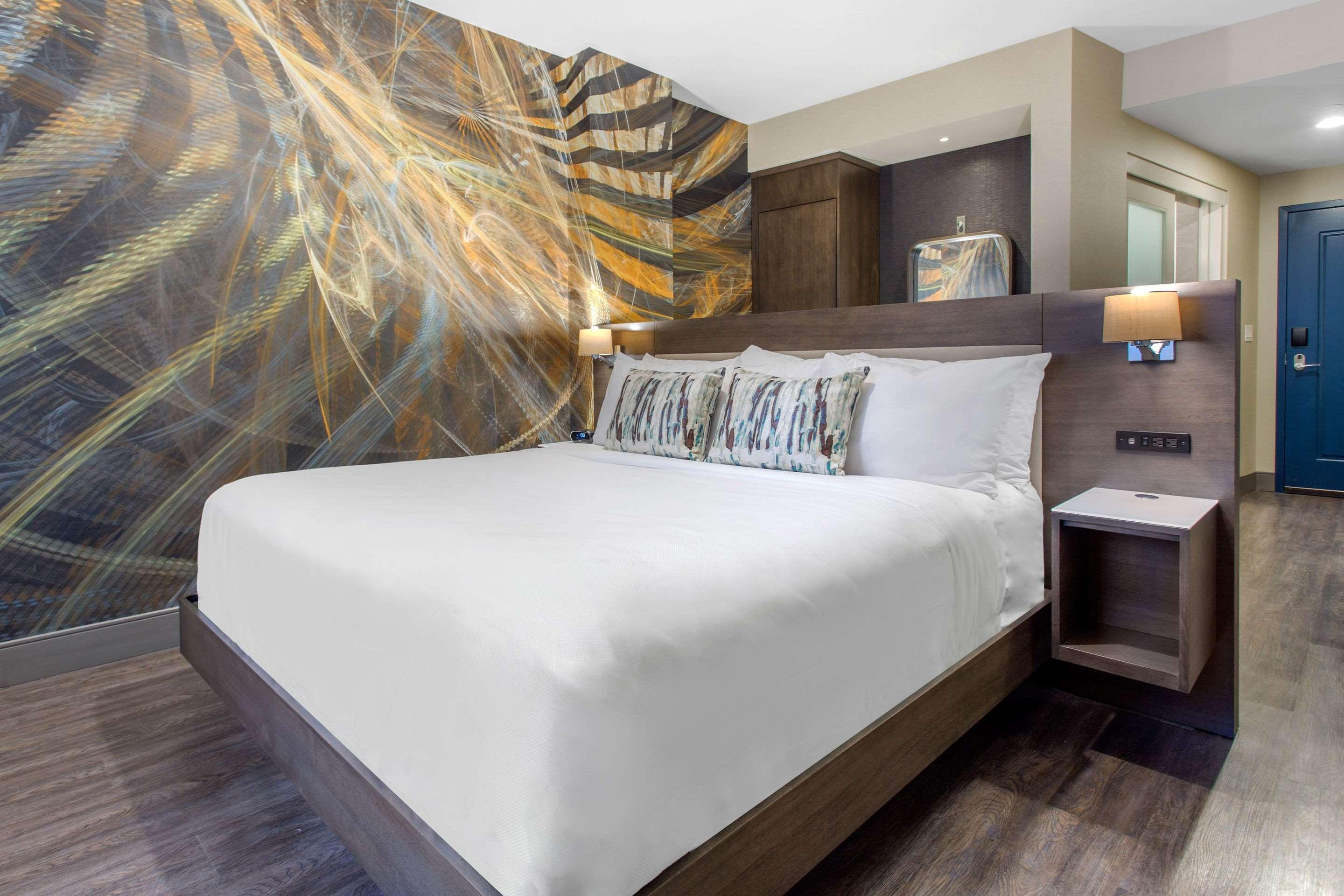 UPGRADE, KING BED