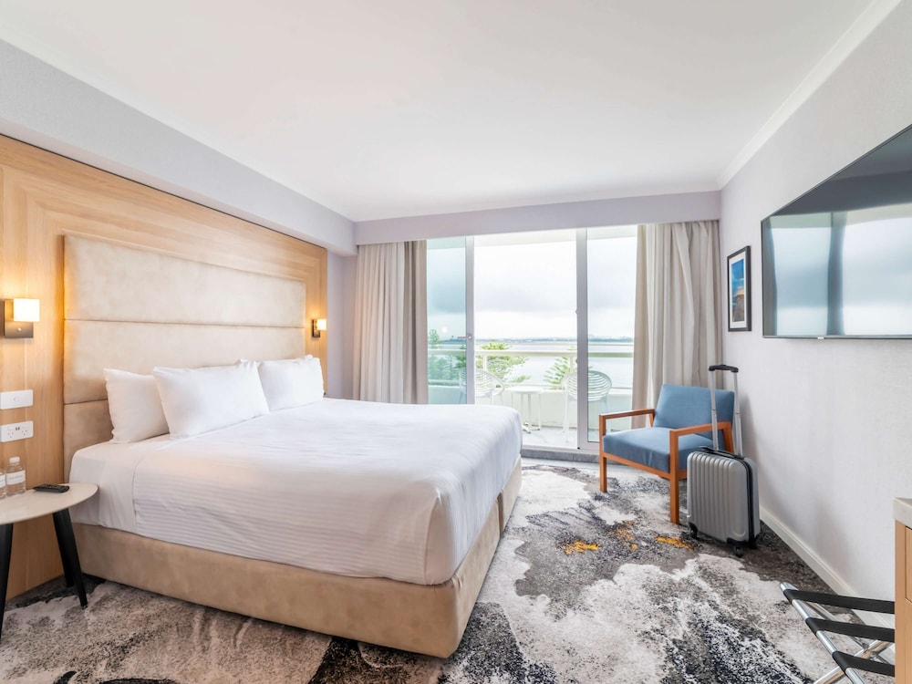 Junior Suite, King Bed, 2 Queen Beds, Bay View, Bathtub