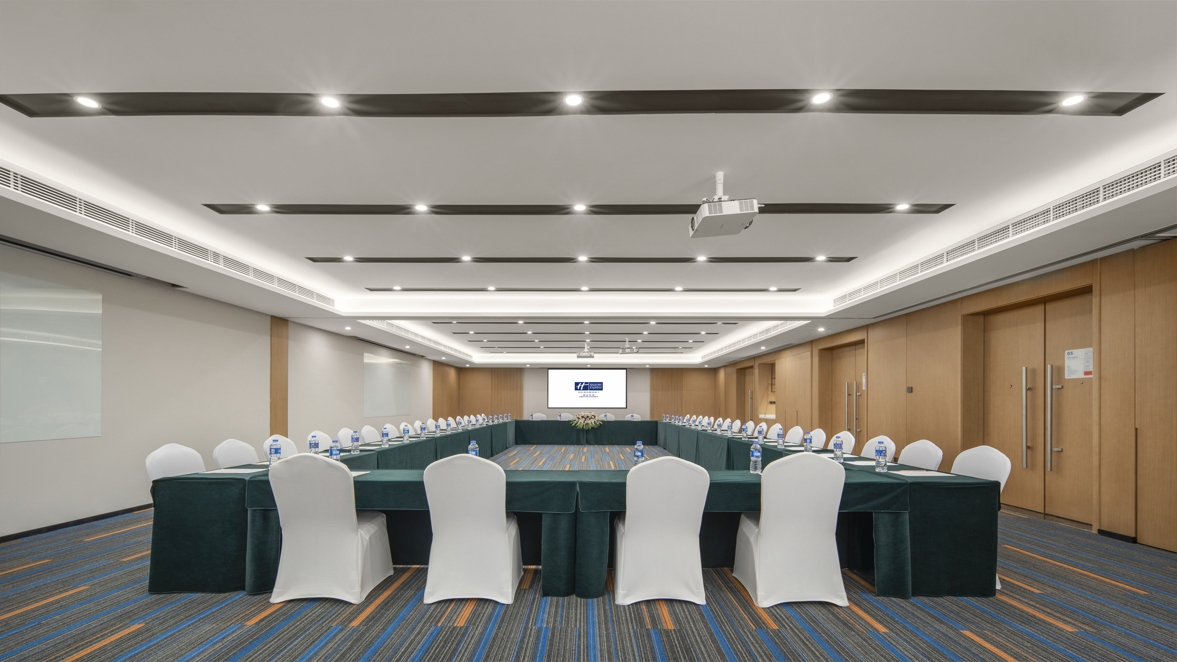 Holiday Inn Express Meishan Dongpo 46/52