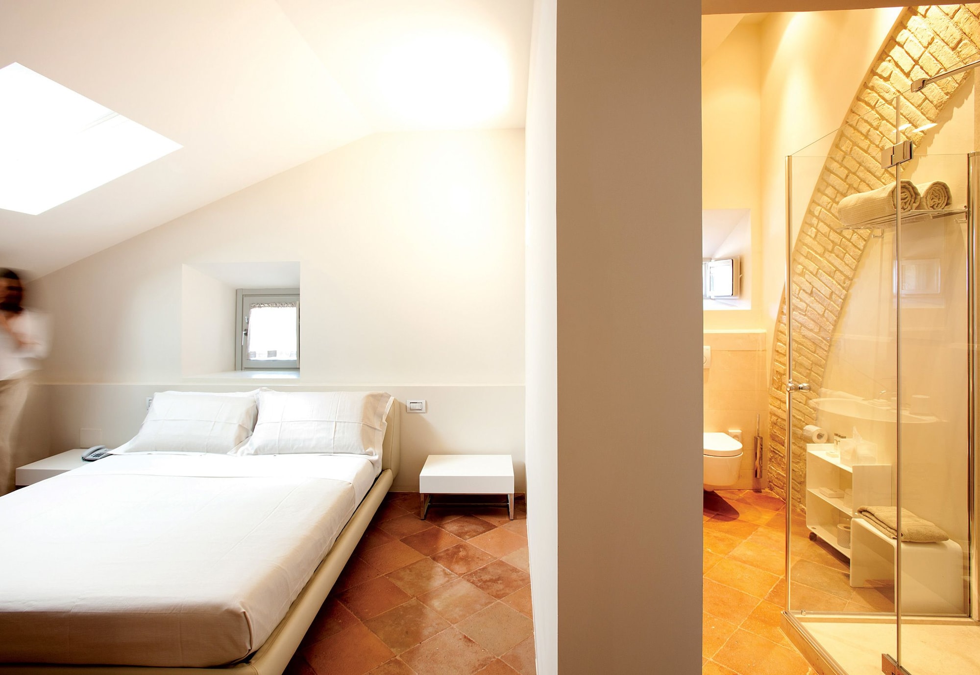 EXCLUSIVE, SUITE