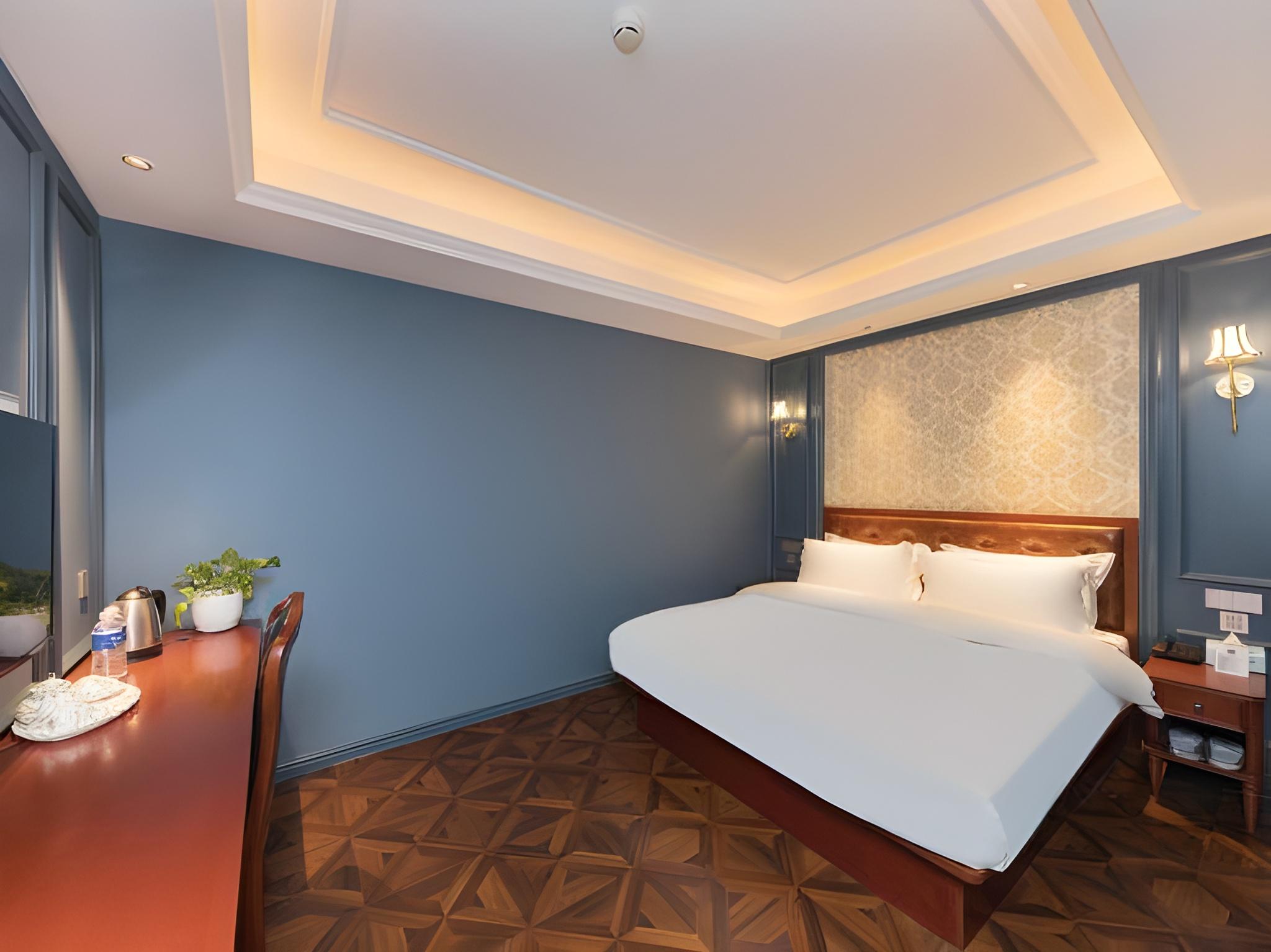 Elegant, Queen Bed