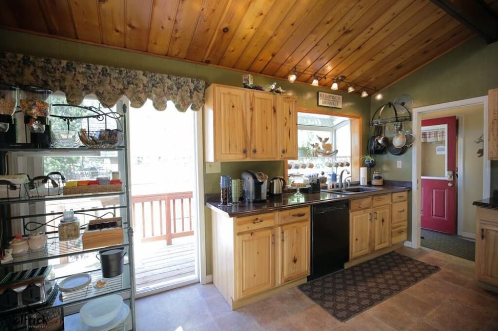 Jewel Lake Bed Breakfast 6/50