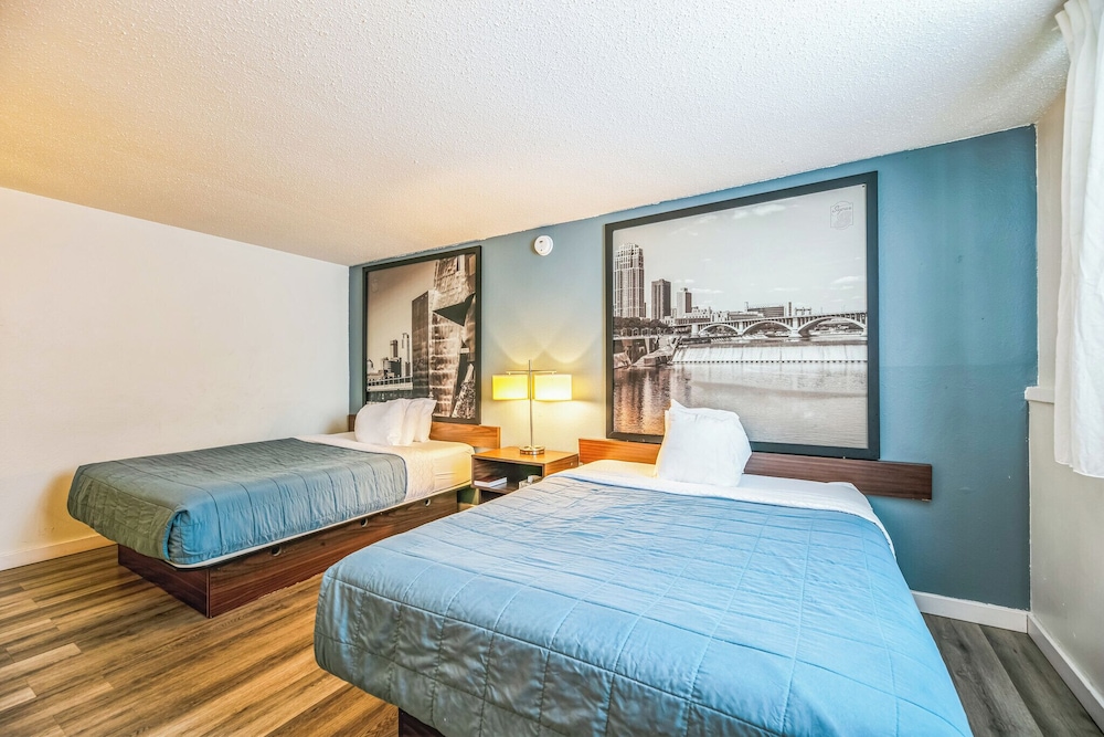Hotel 8 Fergus Falls 12/49