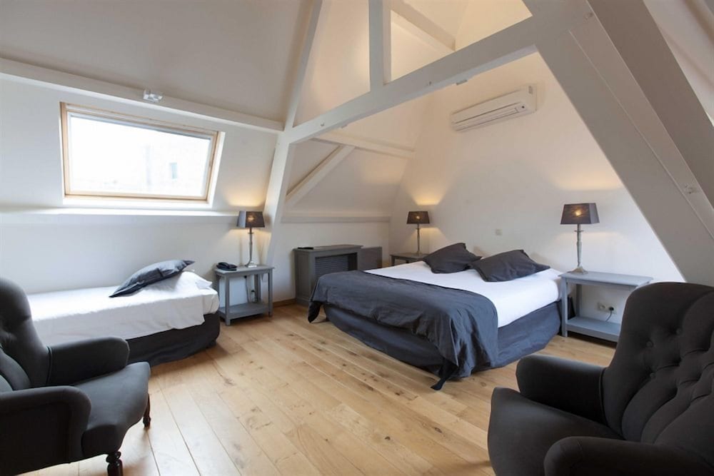 ROOM, TRIPLE, 1 DOUBLE AND 1 SINGLE BED