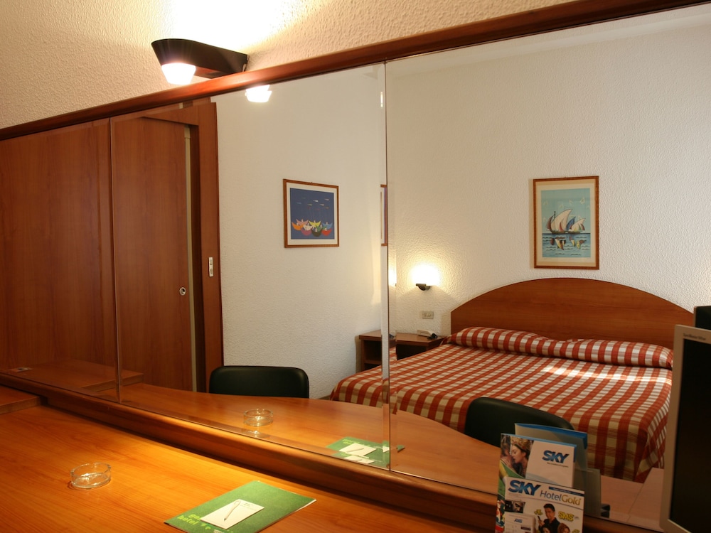 Golf Hotel 17/45