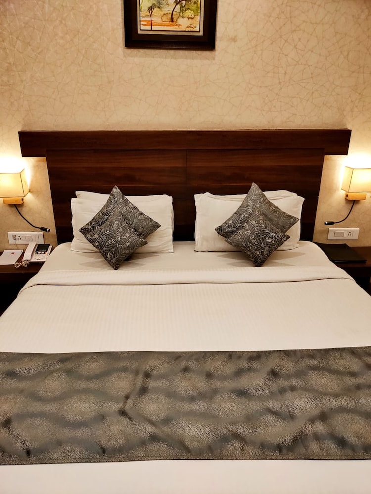SAPNA CLARKS INN 28/47