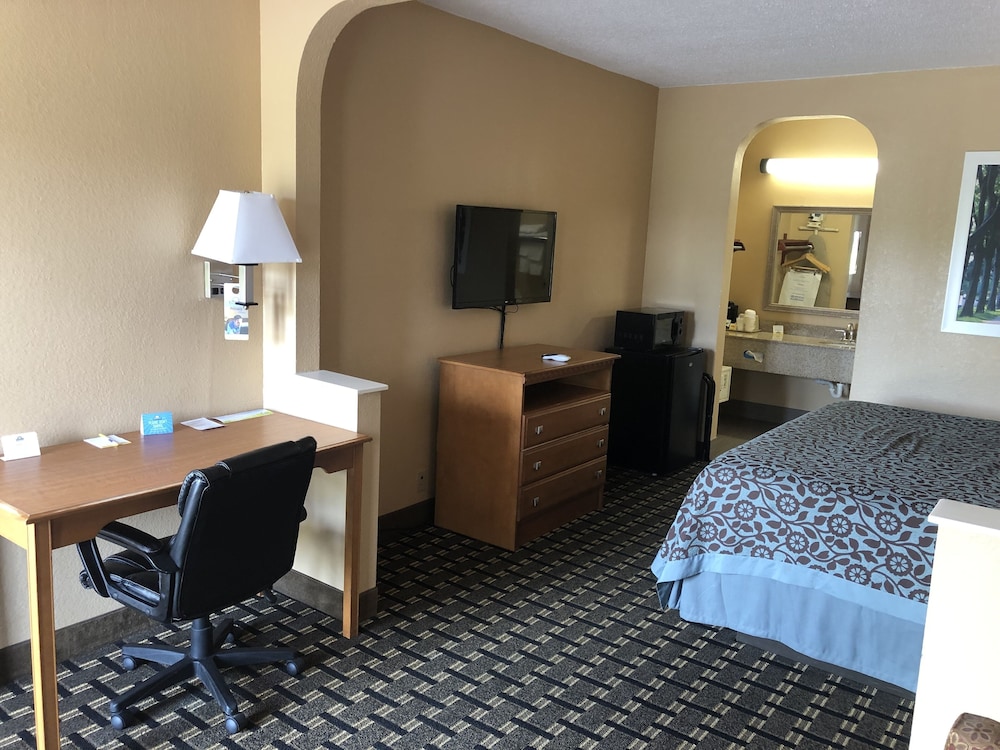 Days Inn By Wyndham Columbus 43/54