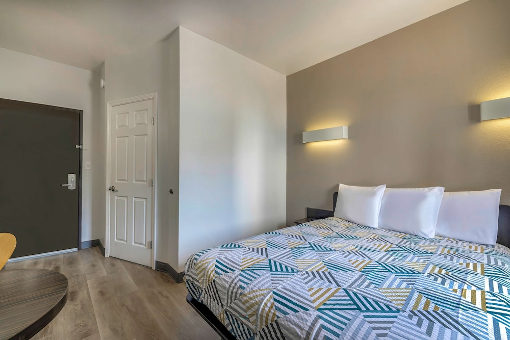 STANDARD, QUEEN BED