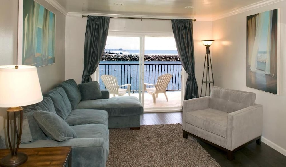 Oceanside Marina Suites 19/43