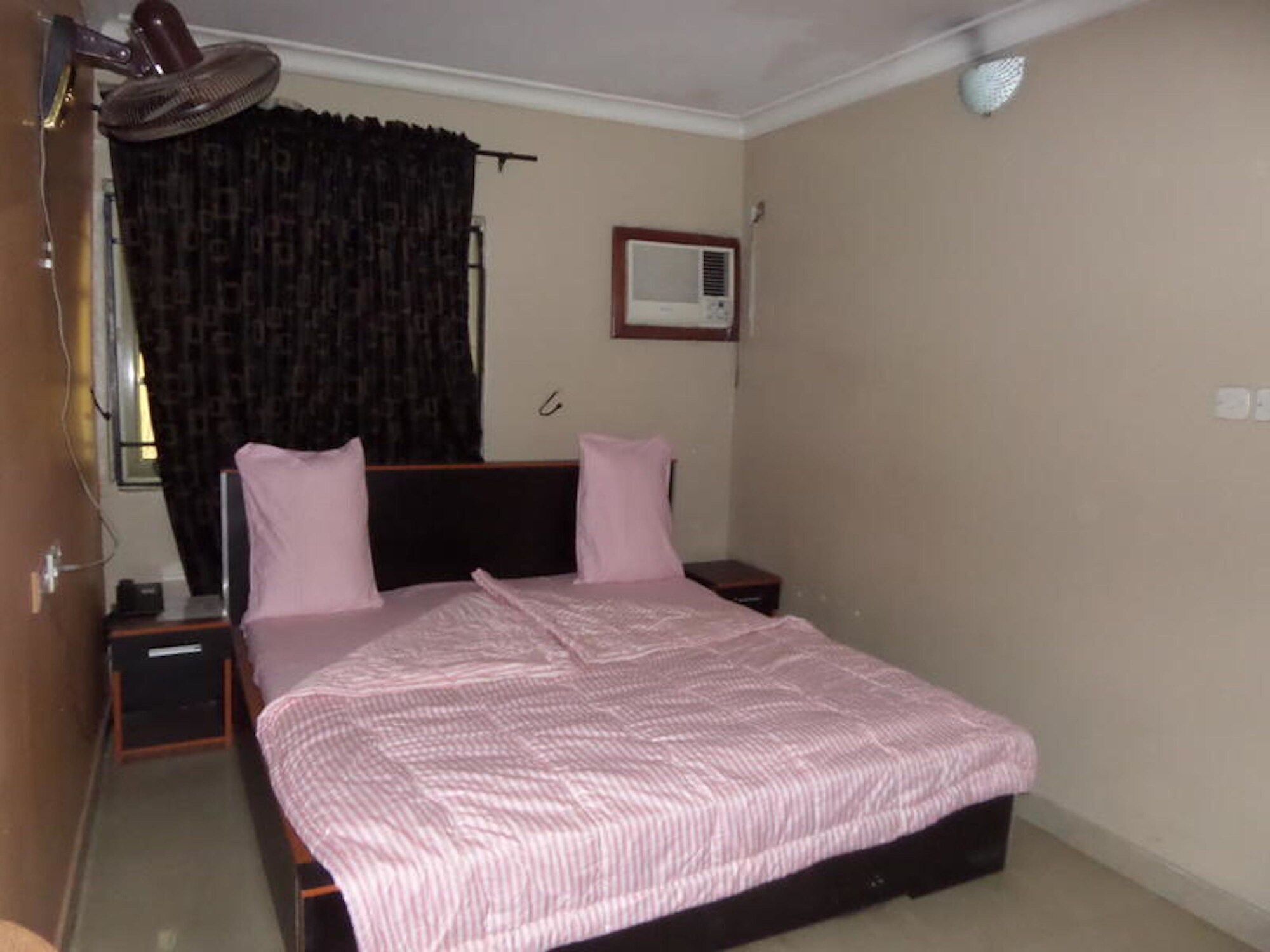EXECUTIVE, QUEEN BED