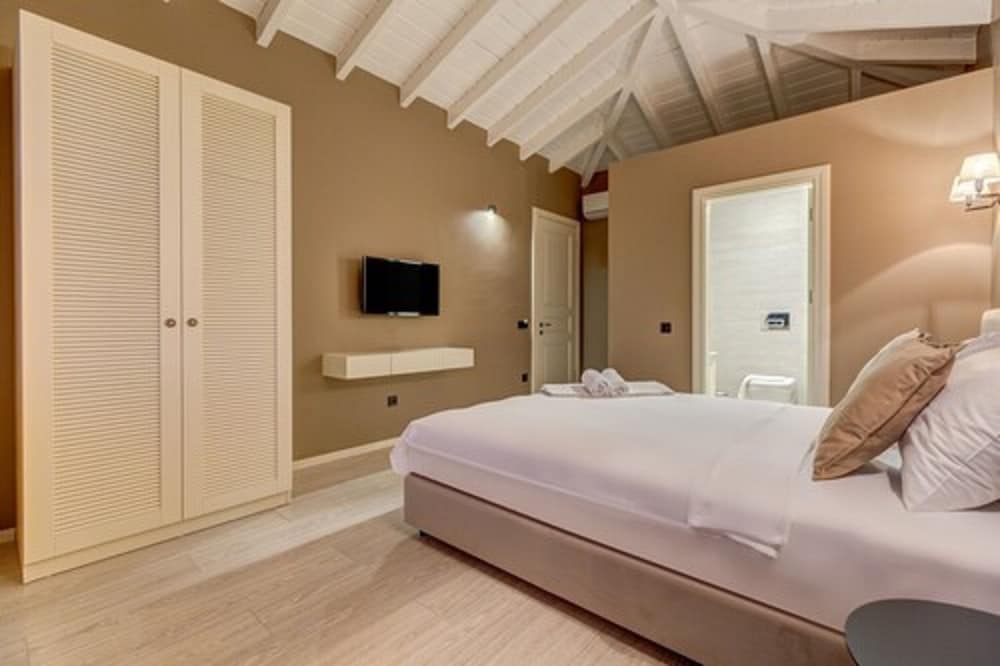 DELUXE, DOUBLE BED