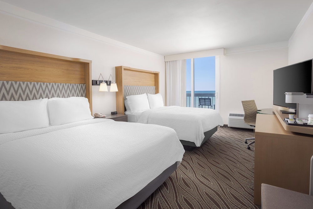 Room, 2 Queen Beds, Ocean Front, Balcony, Holiday Inn Oceanfront At Surfside Beach 3/7