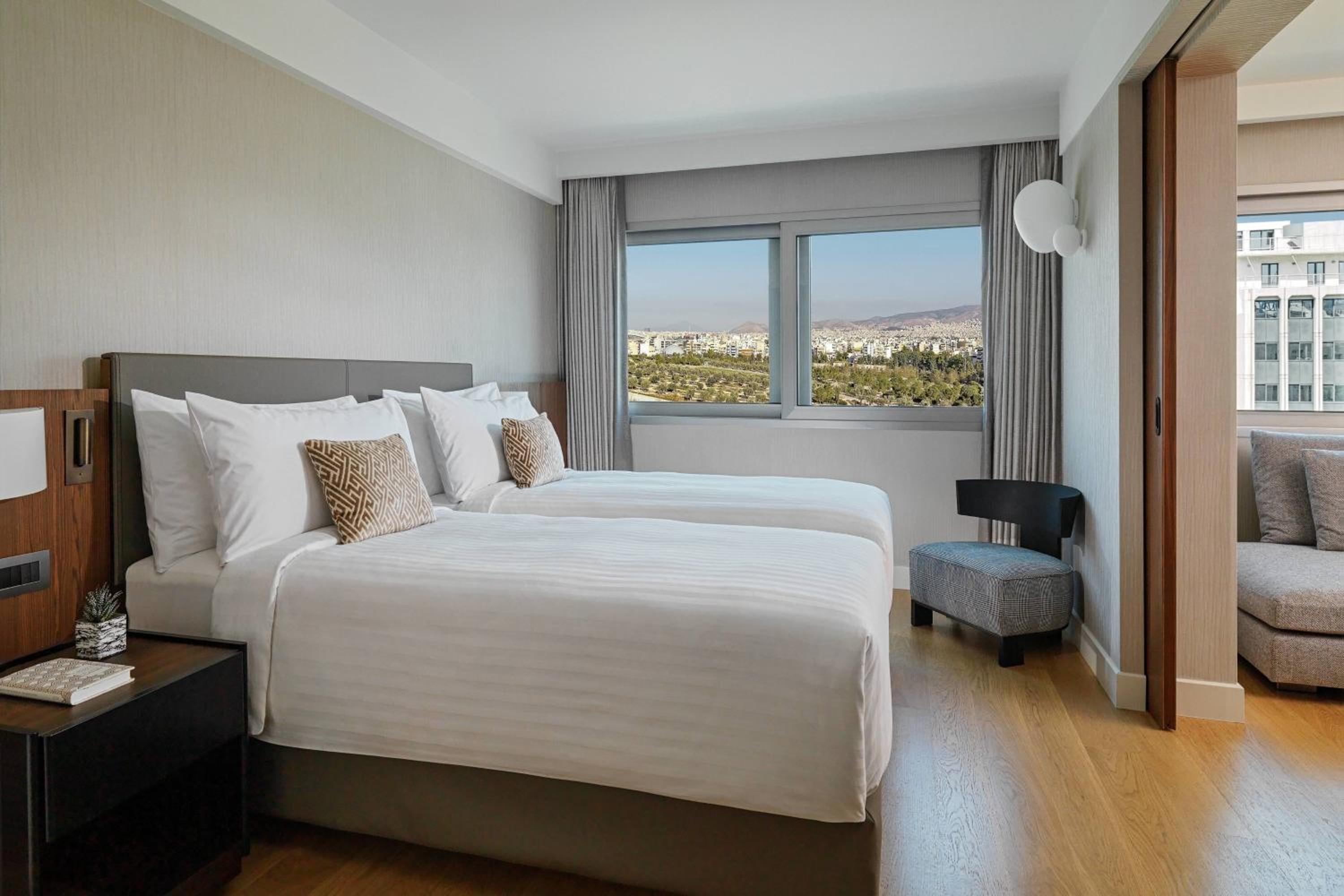 Suite, Twin Beds, City or Park View, Corner