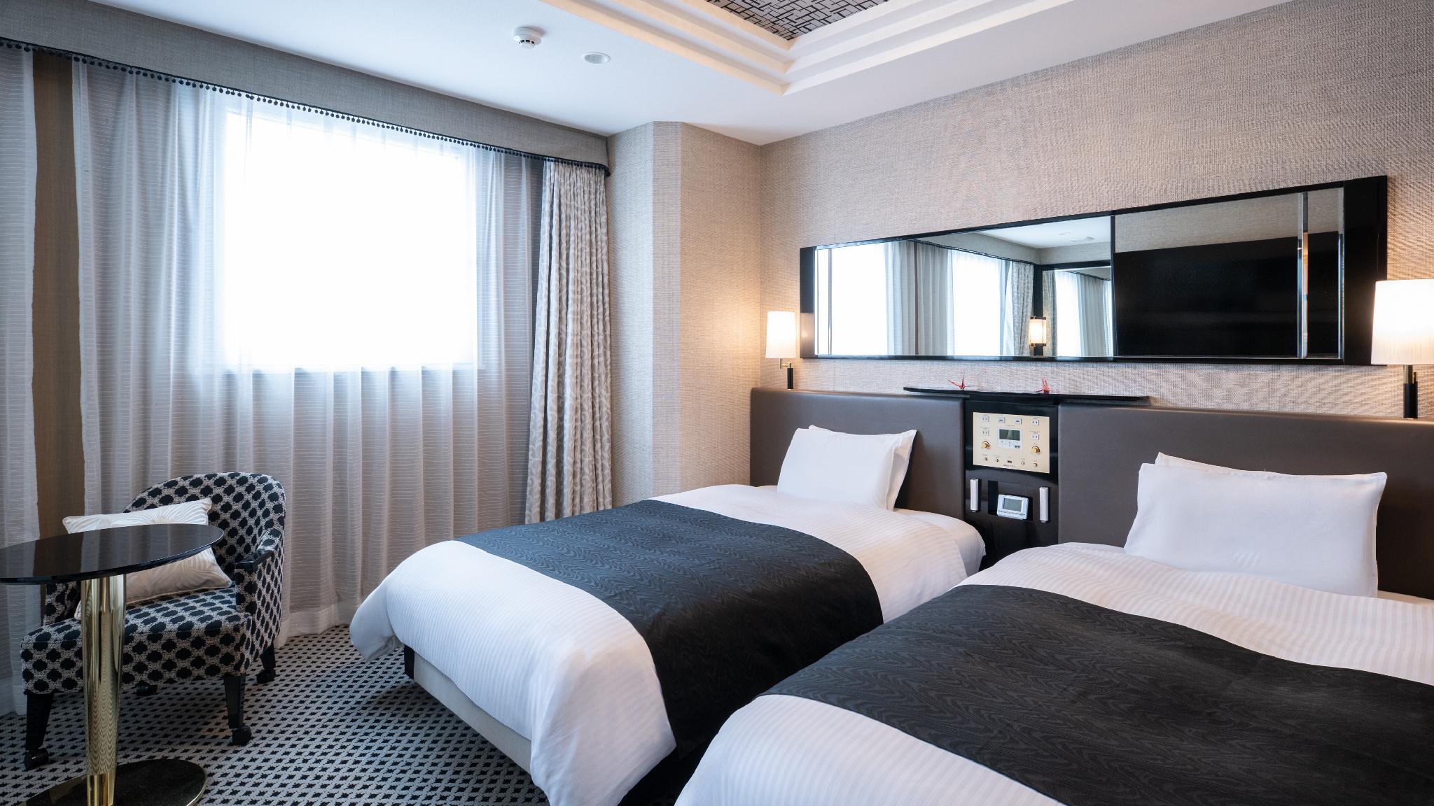 Deluxe, Twin Beds, Top Floor