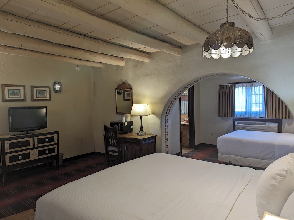 Superior, 2 Queen Beds, Sagebrush Inn Suites 3/6