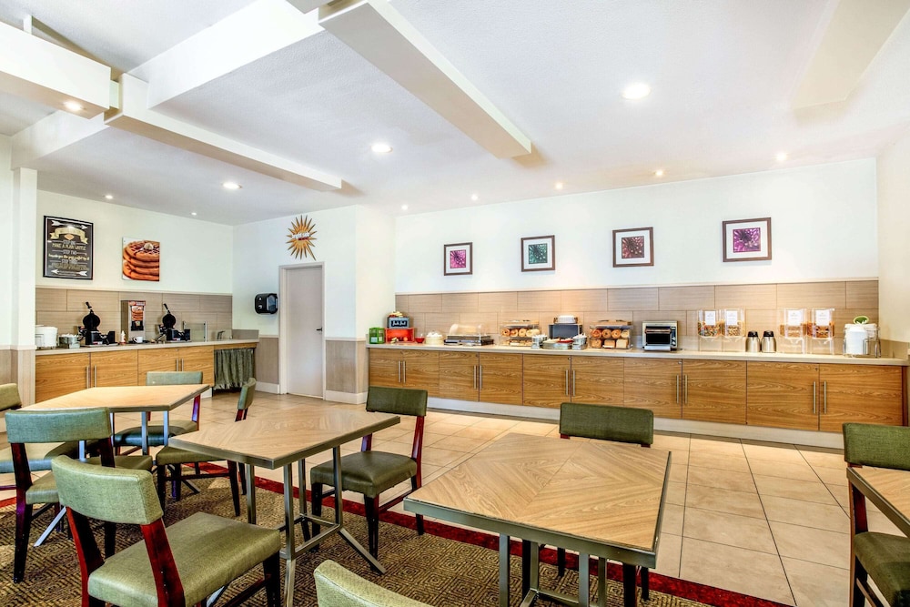 La Quinta Inn & Suites by Wyndham Danbury 44/58