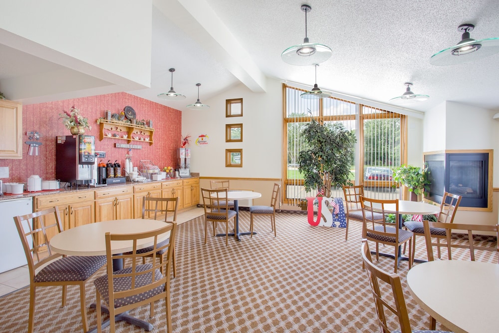 Super 8 by Wyndham Waverly 50/57
