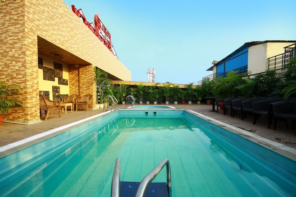 HOTEL EXCELLENCY 27/50