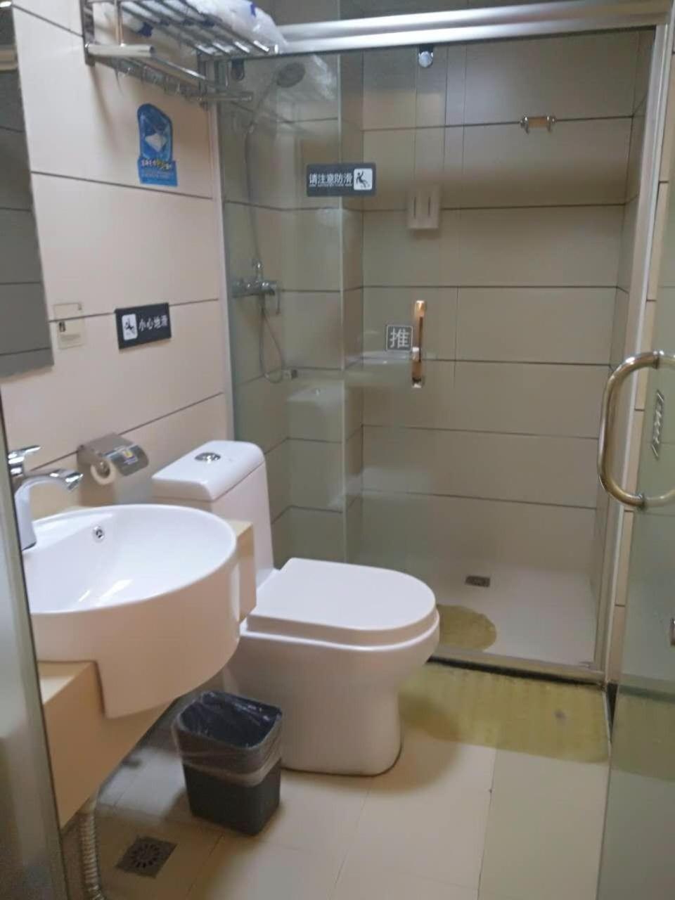 7 Days Inn (Changsha Yinpenling Liugoulong Metro Station) 41/44