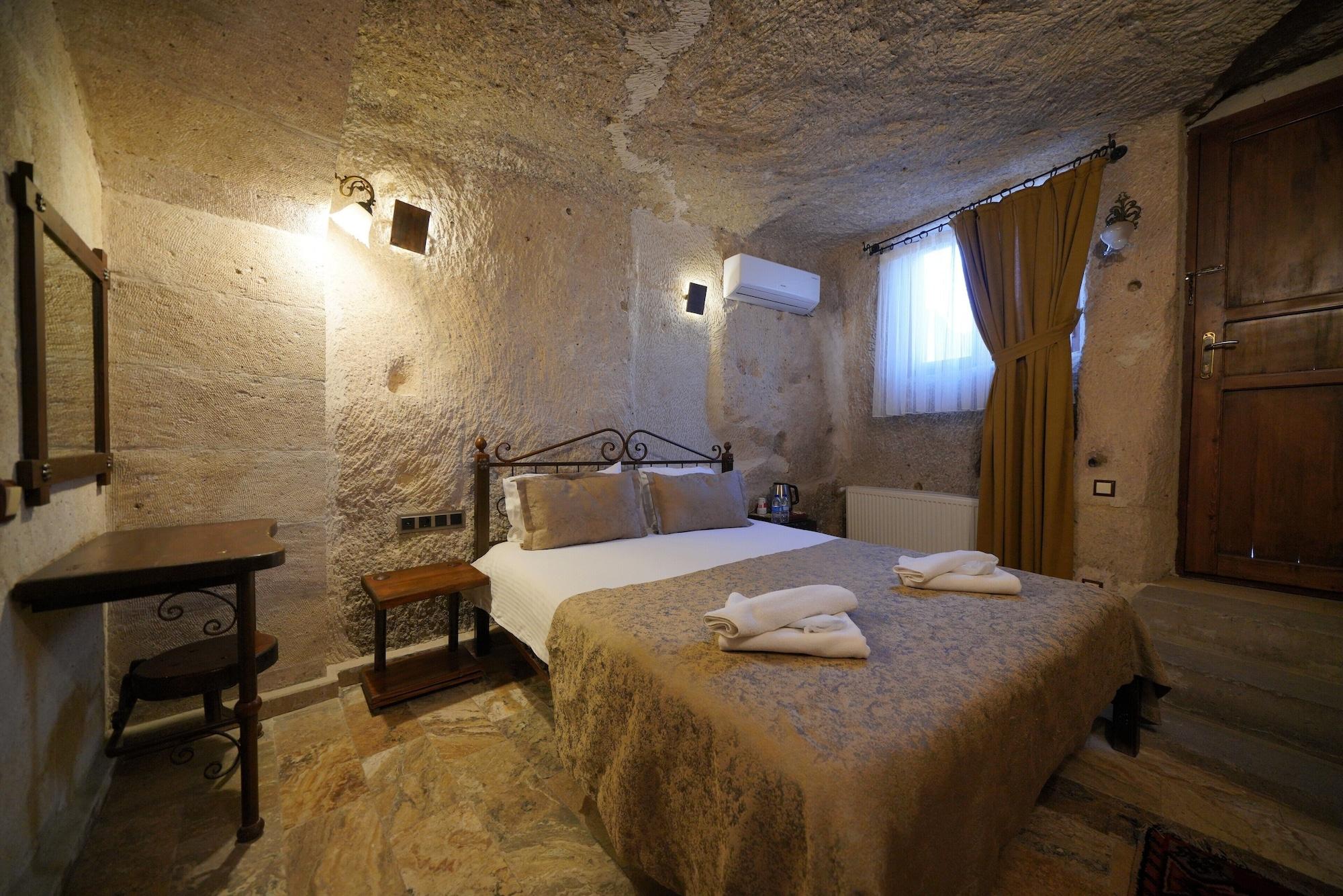 Cave, Double Bed
